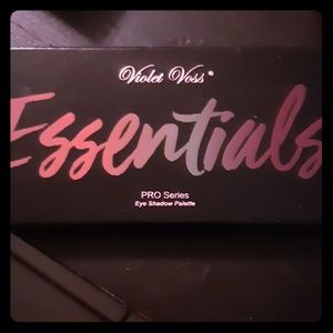 Violet Voss Essentials pro series palete